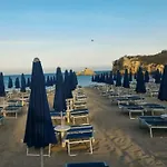 Дом отдыха Villa Lucia - Private Salt Pool - 200M Beach - Family Friendly *