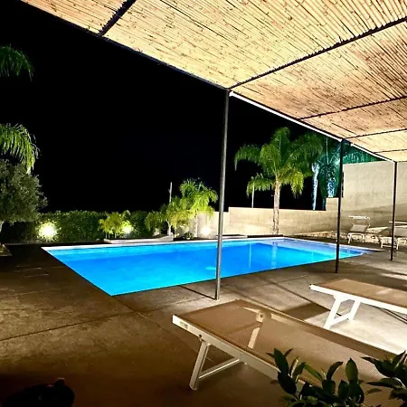 Dom wakacyjny Lucia - Private Salt Pool - 200m - Family Friendly