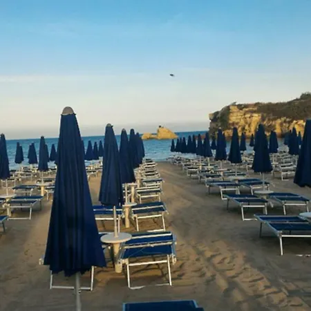 Dom wakacyjny Lucia - Private Salt Pool - 200m - Family Friendly *